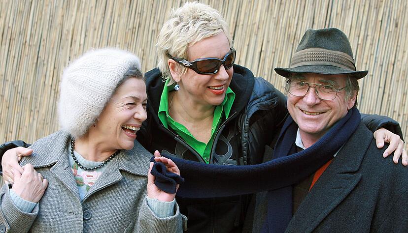 Hannelore Elsner (l-r) als Trudi,  Regisseurin Doris D&ouml;rrie und Elmar Wepper als Rudi am Rande von Dreharbeiten f&uuml;r den Film &laquo;Kirschbl&uuml;ten - Hanami&raquo;.