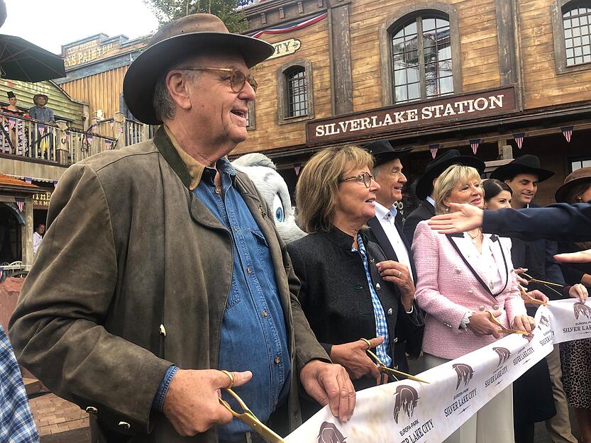 Europa-Park-Gründer Roland Mack (l) und seine Frau Marianne (2.v.l) bei der Themenbereich-Eröffnung von "Silver Lake City". Europa-Park-Gründer Roland Mack (l) und seine Frau Marianne (2.v.l) bei der Themenbereich-Eröffnung von "Silver Lake City".