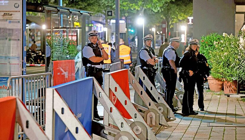 Zufahrtssperren sollen verhindern, das Autos auf ein Festgelände fahren. Im Notfall können die verantwortlichen aber den Rettungsweg freimachen. Zufahrtssperren sollen verhindern, das Autos auf ein Festgelände fahren. Im Notfall können die verantwortlichen aber den Rettungsweg freimachen.