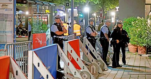 Zufahrtssperren sollen verhindern, das Autos auf ein Festgelände fahren. Im Notfall können die verantwortlichen aber den Rettungsweg freimachen. Zufahrtssperren sollen verhindern, das Autos auf ein Festgelände fahren. Im Notfall können die verantwortlichen aber den Rettungsweg freimachen.