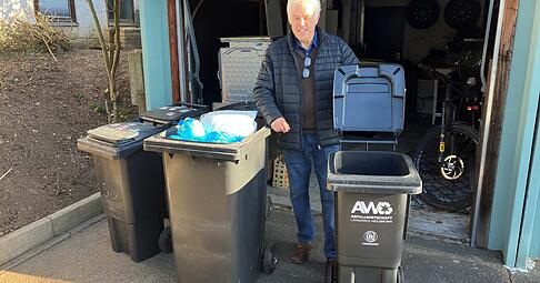 Vier Restm&uuml;lltonnen hat Herbert S&ouml;hner, die durch eine gr&ouml;&szlig;ere Tonne ersetzt werden sollten. Stattdessen hat er nur eine einzige kleine 60-Liter-Tonne bekommen.