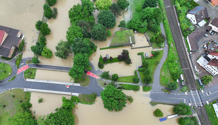 Das Hochwasser des Flusses Schussen überschwemmt Teile von Meckenbeuren. Eine Straße ist dabei überspült worden. Das Hochwasser des Flusses Schussen überschwemmt Teile von Meckenbeuren. Eine Straße ist dabei überspült worden.