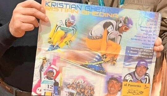Ein Papier-Tischset mit Fotos und Erfolgen des einstigen Weltklasse-Abfahrers Kristian Ghedina Ein Papier-Tischset mit Fotos und Erfolgen des einstigen Weltklasse-Abfahrers Kristian Ghedina