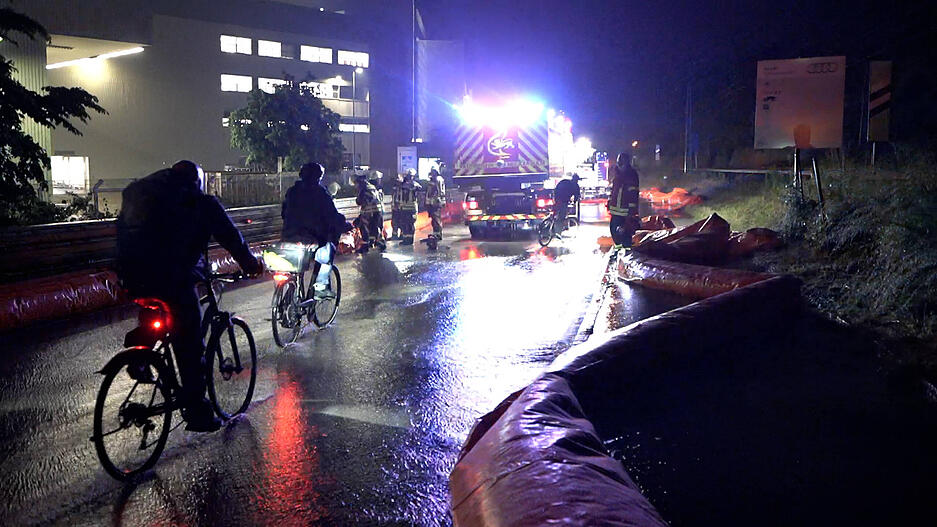 Hochwasser in Neckarsulm - Feuerwehr und technisches Hilfswerk schützen Audi-Werk vor weiterem HochwasserBaden-Württemberg, Neckarsulm, Deutschland  Fotograf: 7aktuell