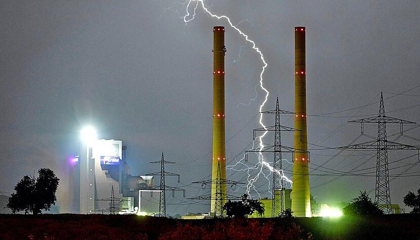 Potzblitz: Am 28. Juli 2013 hat Stimme-Redakteur Andreas Gugau dieses Blitzgewitter über dem EnBW-Kohlekraftwerk in Heilbronn festgehalten. Nur ein Bauwerk im Lande ist höher als die beiden Schlote. Foto: Archiv/Gugau Potzblitz: Am 28. Juli 2013 hat Stimme-Redakteur Andreas Gugau dieses Blitzgewitter über dem EnBW-Kohlekraftwerk in Heilbronn festgehalten. Nur ein Bauwerk im Lande ist höher als die beiden Schlote. Foto: Archiv/Gugau