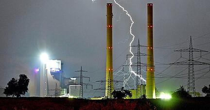 Potzblitz: Am 28. Juli 2013 hat Stimme-Redakteur Andreas Gugau dieses Blitzgewitter über dem EnBW-Kohlekraftwerk in Heilbronn festgehalten. Nur ein Bauwerk im Lande ist höher als die beiden Schlote. Foto: Archiv/Gugau