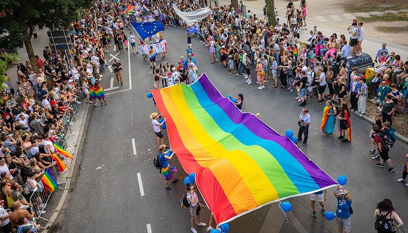 Tausende Menschen feierten im vergangenen Jahr bei der Parade des Christopher Street Day (CSD) in der Stuttgarter Innenstadt. Tausende Menschen feierten im vergangenen Jahr bei der Parade des Christopher Street Day (CSD) in der Stuttgarter Innenstadt.
