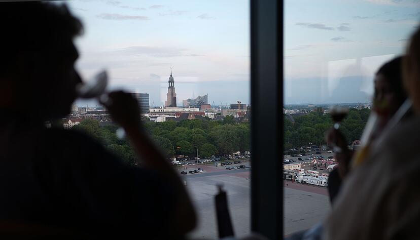 Der Blick über Hamburg aus der Bar «Karo & Paul» im Bunker in St. Pauli ist ein Erlebnis. Der Blick über Hamburg aus der Bar «Karo & Paul» im Bunker in St. Pauli ist ein Erlebnis.