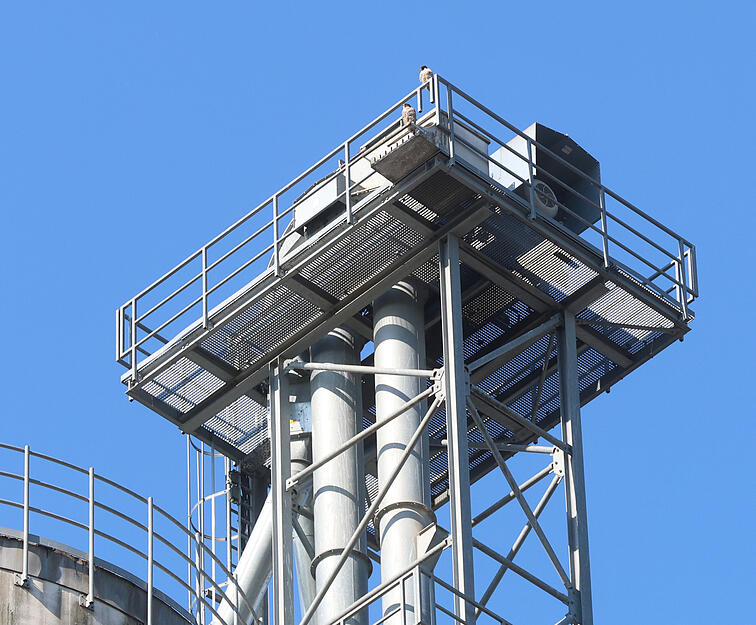 Auf einem gro&szlig;en Metallger&uuml;st, zwischen zwei von insgesamt vier Silos, ist 2007 ein Nistkasten errichtet worden.