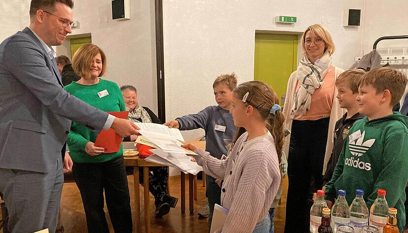 Viertkl&auml;ssler &uuml;bergeben B&uuml;rgermeister Pontow in der Gemeinderatssitzung ihre W&uuml;nsche.