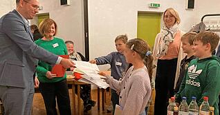 Viertkl&auml;ssler &uuml;bergeben B&uuml;rgermeister Pontow in der Gemeinderatssitzung ihre W&uuml;nsche.