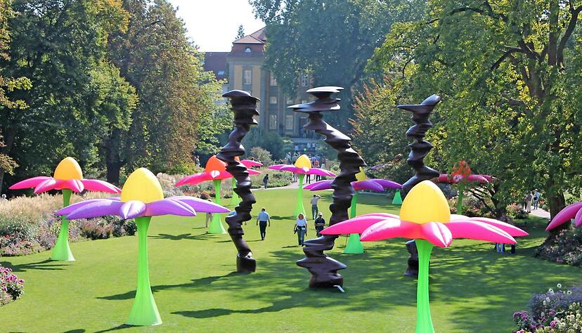 Das Lichterfest zog 30.000 Besucher an und schrieb damit einen Besucherrekord. Bis in die Nacht waren die Menschen im Park. Foto: HZ