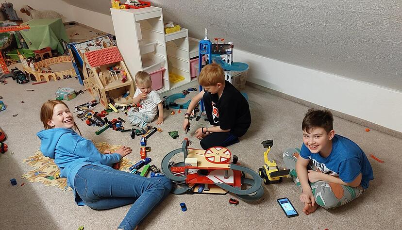 Diese ukrainischen Kinder fühlen sich in ihrem neuen Zuhause in Heilbronn sichtlich wohl. Caring Community hat bislang 64 Gäste vermittelt.
Foto: privat Diese ukrainischen Kinder fühlen sich in ihrem neuen Zuhause in Heilbronn sichtlich wohl. Caring Community hat bislang 64 Gäste vermittelt.
Foto: privat