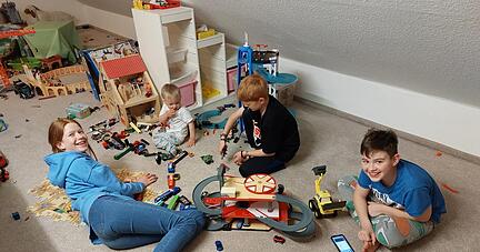 Diese ukrainischen Kinder fühlen sich in ihrem neuen Zuhause in Heilbronn sichtlich wohl. Caring Community hat bislang 64 Gäste vermittelt.
Foto: privat