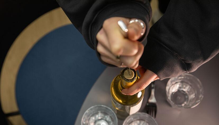 Schritt 1: Die Messerspitze wird senkrecht in den Korken gesteckt.