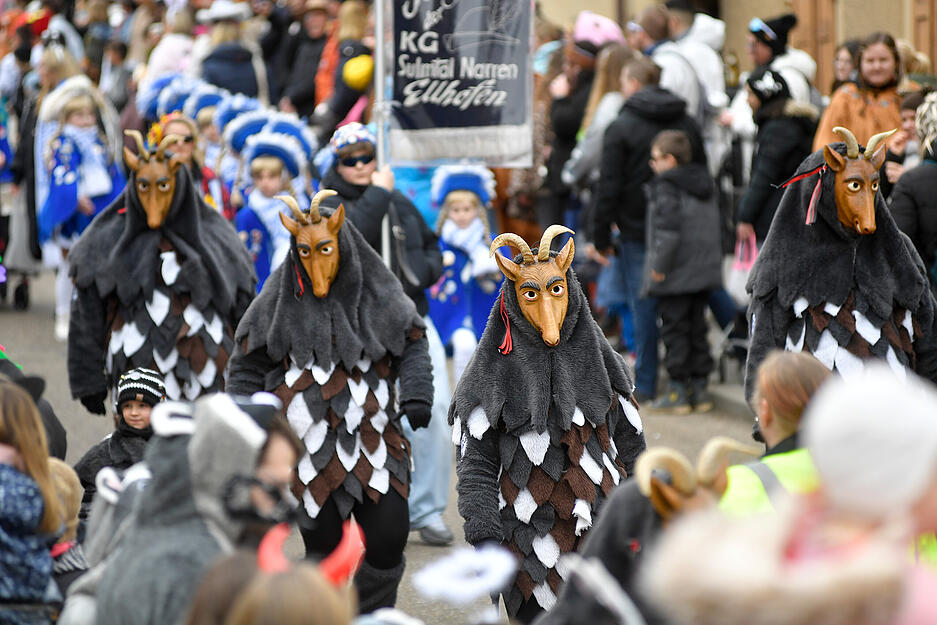 ... mit lautem Helau verspr&uuml;hen alle gute Laune und verteilen Schmackhaftes vom Gummib&auml;r bis zur Pfannkuchenmischung.
