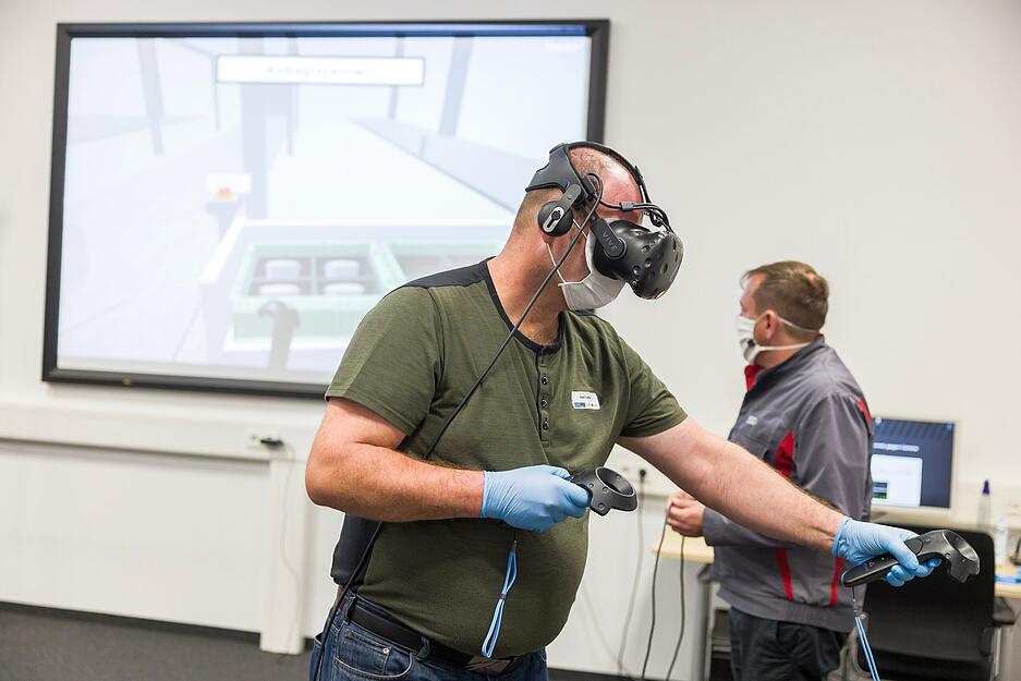 Die anderen Teilnehmer k&ouml;nnen mitverfolgen, was Timo Lohrer gerade mit seinen Controllern bewerkstelligt.