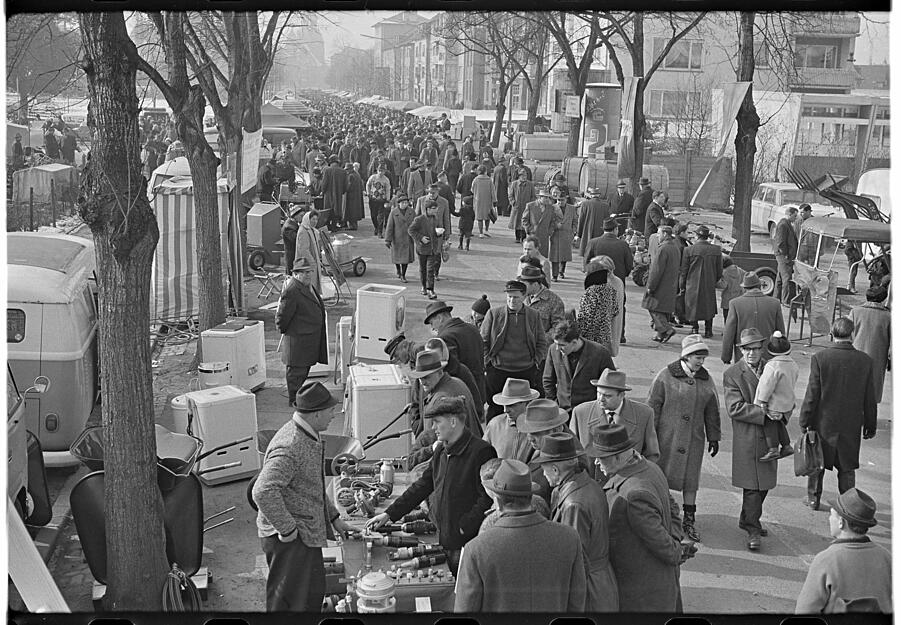 Auf der Heilbronner Moltkestraße laufen Pferdemarktbesucher 1965 entlang der Stände.