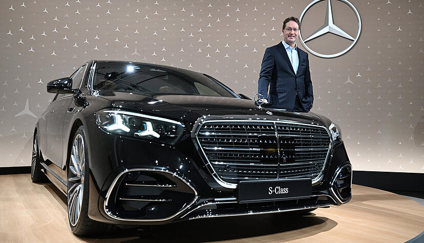 Mercedes-Chef Ola K&auml;llenius an der aufgefrischten S-Klasse. Neben dem Flaggschiff kommen in diesem Jahr zahlreiche E-Autos auf den Markt.