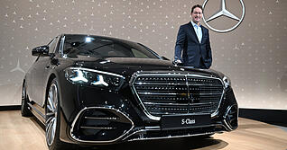 Mercedes-Chef Ola K&auml;llenius an der aufgefrischten S-Klasse. Neben dem Flaggschiff kommen in diesem Jahr zahlreiche E-Autos auf den Markt.