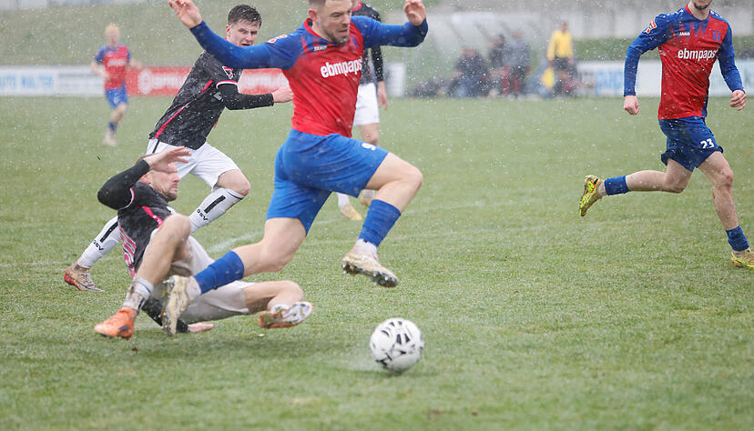 G&ouml;ppingens Kevin Dicklhuber trifft Hannes Scherer, spielt wohl dabei auch den Ball. Den schon gegebenen Elfmeter nahm der Schiedsrichter wieder zur&uuml;ck.