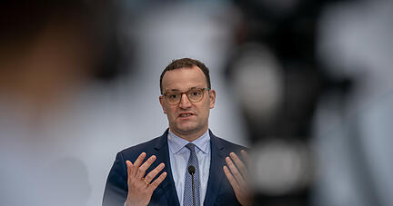 Wenn der Bundestag eine Pandemie ausruft, soll Gesundheitsminister Jens Spahn künftig mehr Befugnisse erhalten. Gegen das Gesetz regt sich Widerstand. Foto: dpa