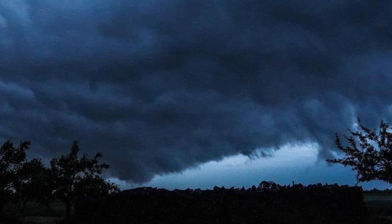 Im Juni brachte ungew&ouml;hnlich viel Gewitter Starkregen und &Uuml;berschwemmungen. Foto: dpa