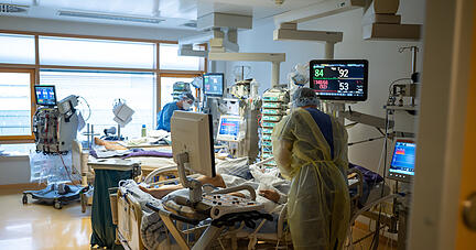 Medizinisches Personal arbeitet auf einer Intensivstation des RKH Klinikum Ludwigsburg in einem Zimmer mit Covid-19-Patienten, die im Koma liegen. Foto: dpa