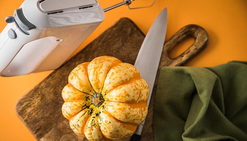 Kürbis einfach aushöhlen? Man braucht dazu nur ein Messer und einen Handmixer. Kürbis einfach aushöhlen? Man braucht dazu nur ein Messer und einen Handmixer.