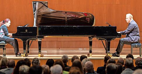 Mehrfach preisgekr&ouml;nt: Das Klavierduo Genova und Dimitrov spielte Werken aus Sp&auml;tromantik und Impressionismus beim Kulturring Heilbronn.
Foto: Martina Kreet