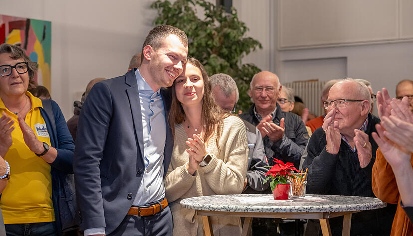 Massenbachhausen hat einen neuen Bürgermeister: Das Rennen macht der 30-jährige Steffen Braun. Er konnte sich klar gegen seine Mitbewerberin Jessica Krimmel durchsetzen. Die Wahlbeteiligung lag bei 54,73 Prozent Massenbachhausen hat einen neuen Bürgermeister: Das Rennen macht der 30-jährige Steffen Braun. Er konnte sich klar gegen seine Mitbewerberin Jessica Krimmel durchsetzen. Die Wahlbeteiligung lag bei 54,73 Prozent