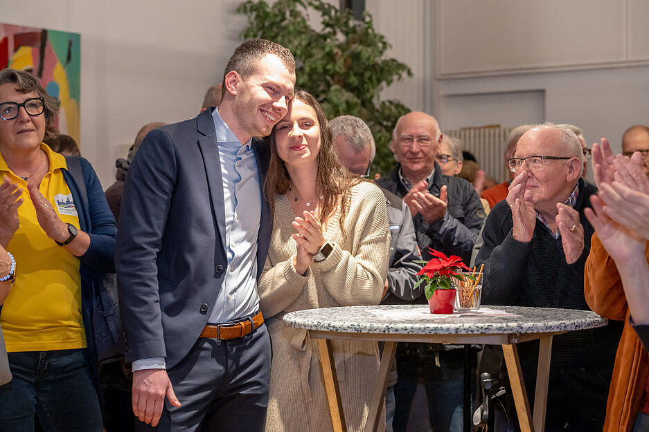 Massenbachhausen hat einen neuen Bürgermeister: Das Rennen macht der 30-jährige Steffen Braun. Er konnte sich klar gegen seine Mitbewerberin Jessica Krimmel durchsetzen. Die Wahlbeteiligung lag bei 54,73 Prozent Massenbachhausen hat einen neuen Bürgermeister: Das Rennen macht der 30-jährige Steffen Braun. Er konnte sich klar gegen seine Mitbewerberin Jessica Krimmel durchsetzen. Die Wahlbeteiligung lag bei 54,73 Prozent