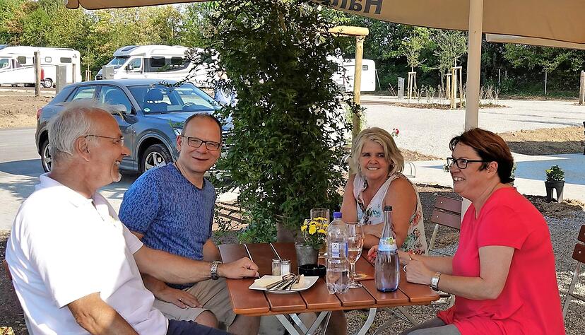 Gerade angekommen: Frank und Martina Leidig aus Nürnberg (Zweiter und Vierte von links) werden von Rainer Heidemann und Gabi Süß im Biergarten des neuen Heicamp begrüßt.
Foto: Juergen Koch