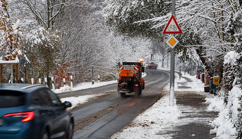 Autofahrer müssen weiterhin mit glatten Straßen rechnen.