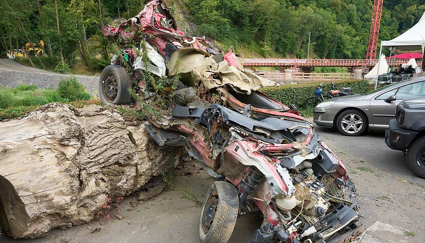 Mahnmale gibt es im Ahrtal an vielen Stellen, hier erinnert ein Auto an die Flut. Mahnmale gibt es im Ahrtal an vielen Stellen, hier erinnert ein Auto an die Flut.