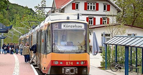 Davon tr&auml;umen viele K&uuml;nzelsauer: Die reaktivierte Kochertalbahn h&auml;lt als Stadtbahn am wiederbelebten Bahnhof.