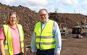 Frank Pickenhagen, Geschäftsführer von Hauke Erden, und Betriebsleiterin Angelika Maier zeigen der HZ vor Ort die Rotten für Bioabfälle (vorne) und Grüngut (hinten). Frank Pickenhagen, Geschäftsführer von Hauke Erden, und Betriebsleiterin Angelika Maier zeigen der HZ vor Ort die Rotten für Bioabfälle (vorne) und Grüngut (hinten).
