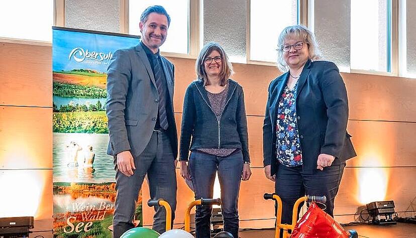 Gabriele Posovzsky (rechts) und Antje Waldb&uuml;&szlig;er &uuml;bergaben B&uuml;rgermeister Bj&ouml;rn Steinbach Fahrzeuge f&uuml;r die Kita.