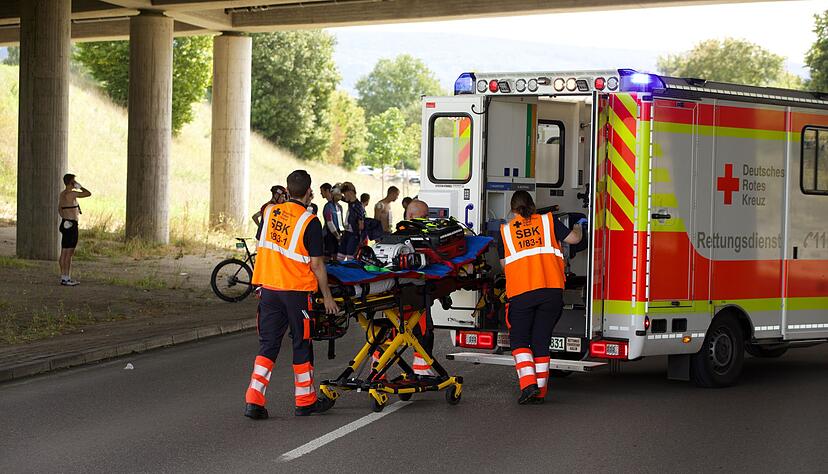 Eine Radrennveranstaltung ist nach Stürzen vieler Teilnehmer abgebrochen worden.