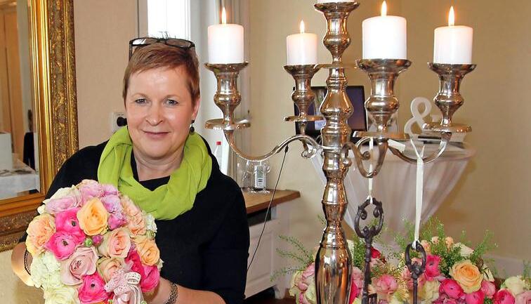 Alles muss zusammenpassen: Ulrike G&ouml;tz-Berg mit Brautstrau&szlig; und Deko.