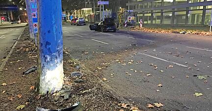 Die Raser kommen aus der Mannheimer Straße, passieren den Kreisel am Europaplatz und prallen gegen einen der Bäume in der Weipertstraße.
Fotos: Heike Kinkopf