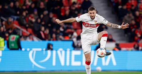 Jeff Chabot zeigte auch gegen Bayer 04 Leverkusen wieder eine starke Leistung. Schafft der Abwehrchef des VfB Stuttgart es noch zur WM 2026?