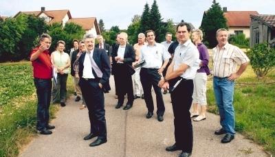Es gab viel zu sehen und zu hören für die Bewertungskommission in Möglingen. Ortsvorsteher Volker Kurz (links) erklärte, wo es lang geht.Foto: Hartmut Müller