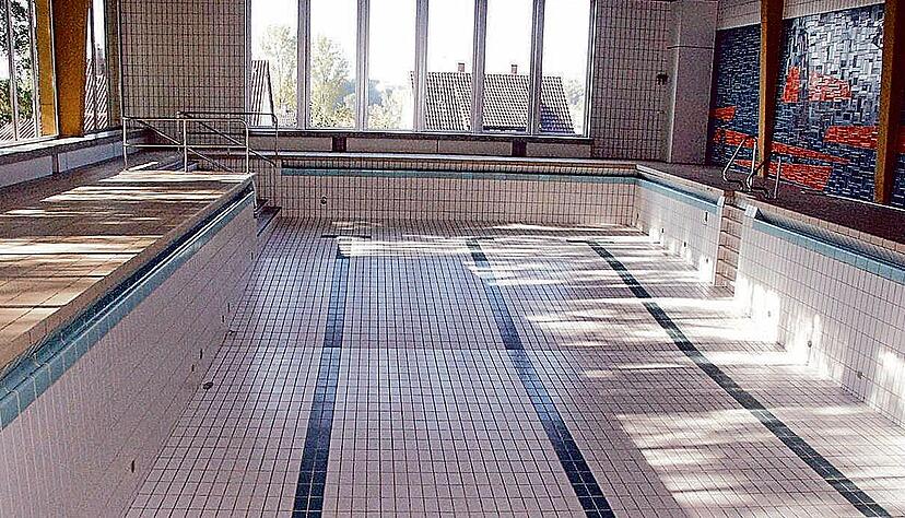 Sieht so die Zukunft aus? In den Sommerferien wird das Kupferzeller Hallenbad stets gereinigt &minus; aber ob dann wieder Wasser eingelassen wird, ist fraglich.
Foto: Archiv/privat