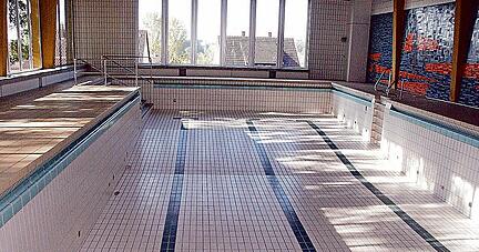 Sieht so die Zukunft aus? In den Sommerferien wird das Kupferzeller Hallenbad stets gereinigt &minus; aber ob dann wieder Wasser eingelassen wird, ist fraglich.
Foto: Archiv/privat