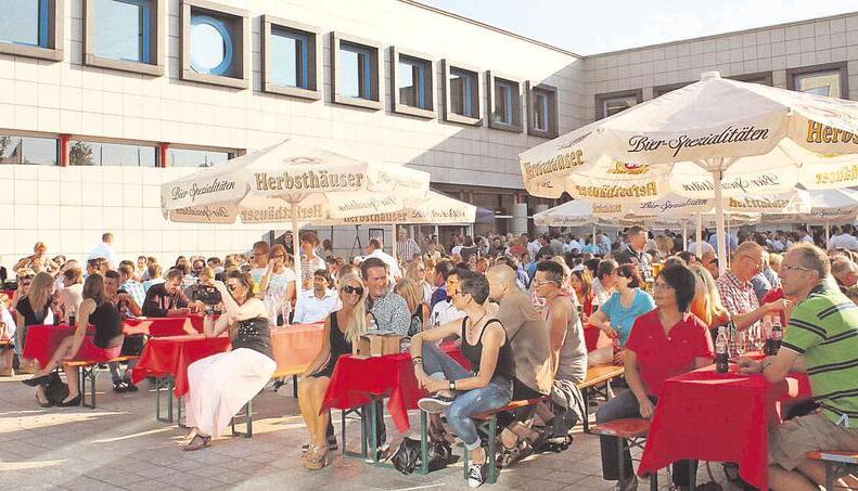 Hier spielt die Musik: Viele Besucher zog es auf den Museumsvorplatz in Würth-City, um den Liedern der Erfolgsband zuzuhören. Hier spielt die Musik: Viele Besucher zog es auf den Museumsvorplatz in Würth-City, um den Liedern der Erfolgsband zuzuhören.