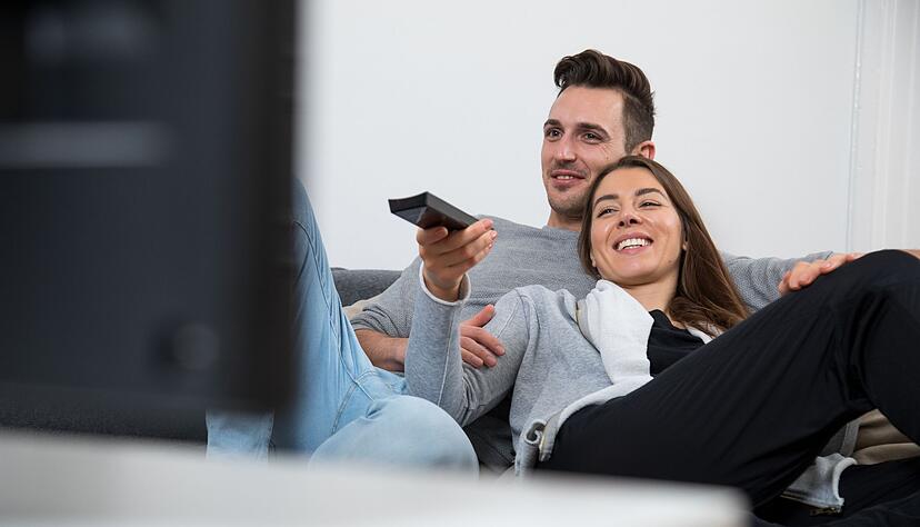 Fernseher an! Lineares TV-Programm kann auf vielen Wegen ins Wohnzimmer kommen.
