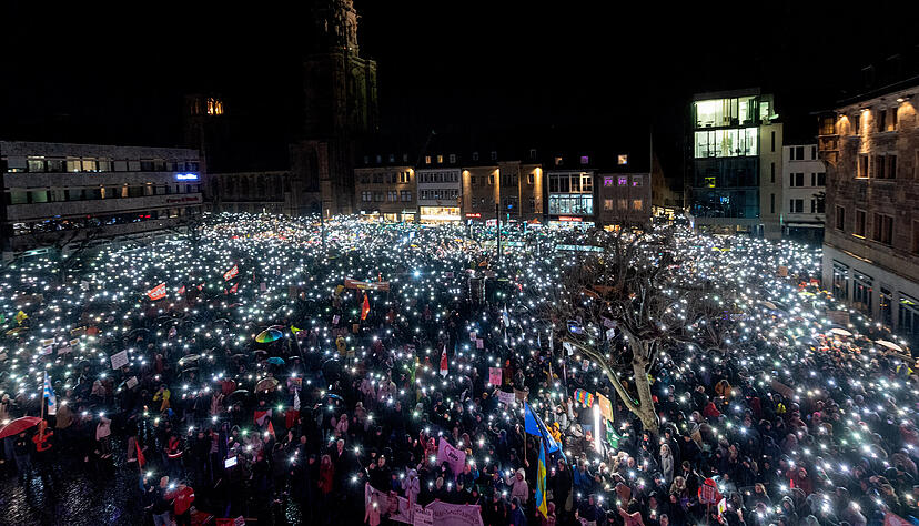 Fast Zehntausend Teilnehmer kommen am Dienstagabend zur Demonstration gegen Rechtsextremismus und für Demokratie in der Stadt.
