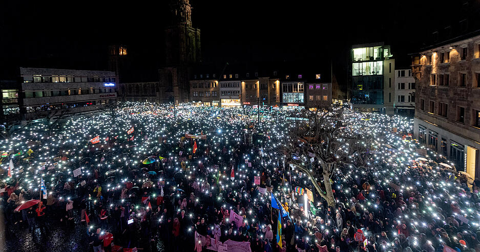 Fast Zehntausend Teilnehmer kommen am Dienstagabend zur Demonstration gegen Rechtsextremismus und für Demokratie in der Stadt.