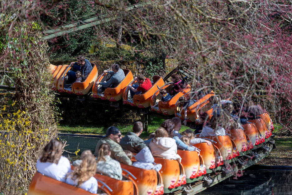 Im Rasenden Tausendfüßler können auch kleinere Besucher des Erlebnisparks Tripsdrill Achterbahn fahren.